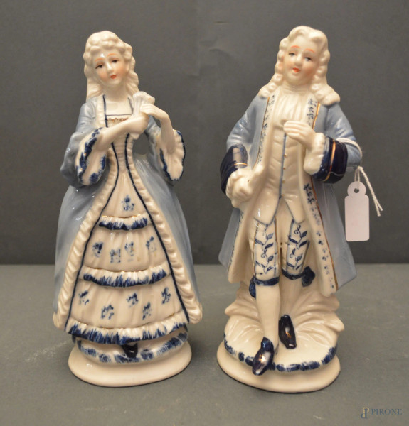 Fanciulli, coppia di sculture in porcellana a decoro blu, h. 21 cm.