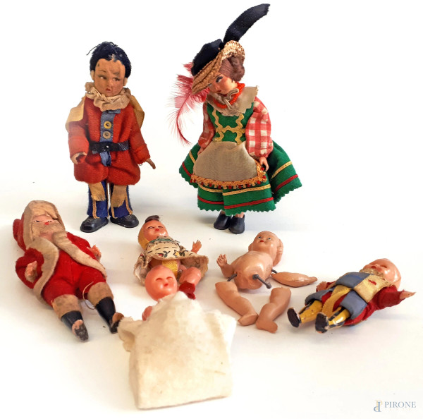 Lotto composto da sette antiche bamboline, varie dimensioni, altezza massima cm 13