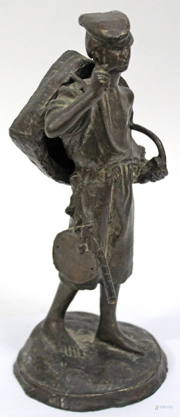 Pescatore, scultura in bronzo brunito, firmato, h. 30 cm.
