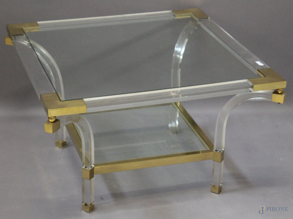 Basso tavolinetto quadrato in plexiglass con due piani in vetro e finiture in ottone. h.50x80x80