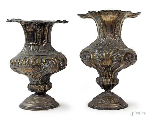 Coppia di vasi in metallo argentato, trasformati a lampade, decori incisi e sbalzati, cm h 28, XIX secolo, (difetti e parti sostituite )