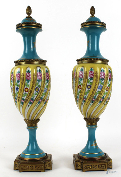 Coppia di potiches in porcellana Sevres, decori floreali, finali e basi in bronzo, cm h 36,5,  (difetti, un'alzata con restauri)