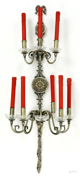 Applique a 8 luci in metallo argentato, bracci a volute, fusto decorato con rosoni, foglie e nastri, XX secolo, cm h 113, (difetto)