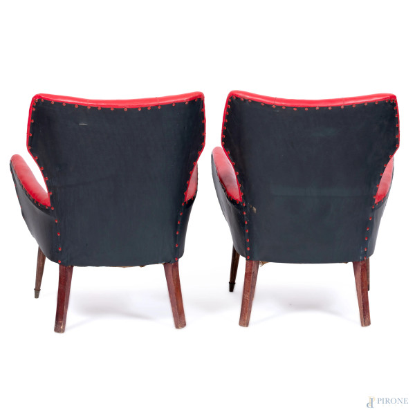 Salotto composto da divano e coppia di poltrone con struttura in legno e rivestimento in similpel...