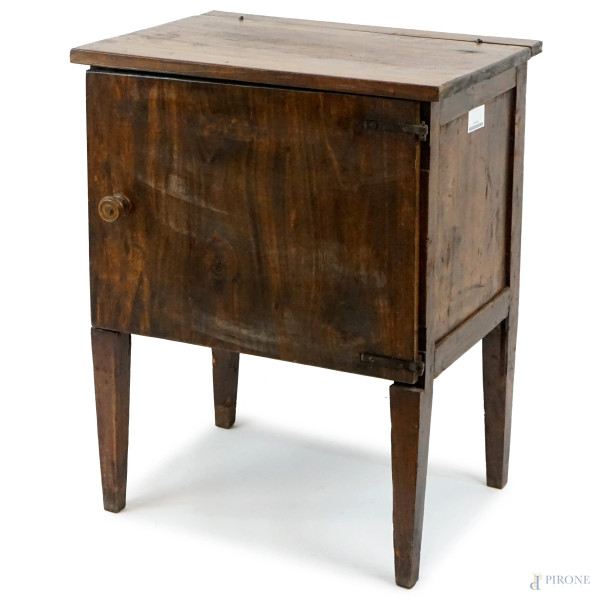 Comodino in noce stile Luigi XVI, piano a ribalta, fronte ad uno sportello, quattro gambe troncopiramidali, cm 71x55x38,5, (difetti).