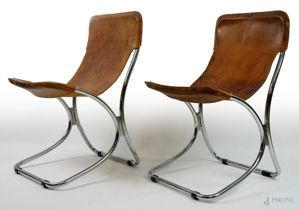 Coppia di sedie di design, anni '70, struttura in metallo cromato, sedute in cuoio, cm 81x52x43, (difetti, macchie)