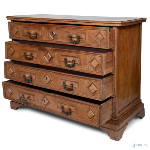 Cassettone in noce con fronte a quattro cassetti con maniglie bronzee, XVIII secolo cm 111x148,5x...
