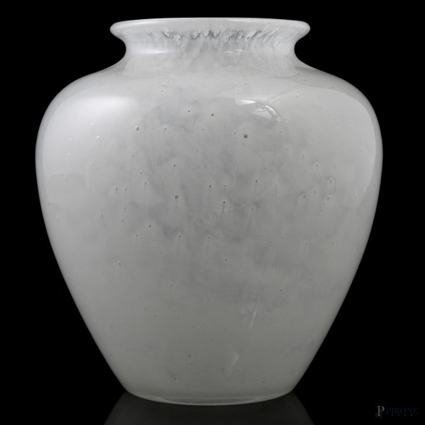 Vaso Steuben White Clutha Art Dèco, nei toni del bianco latte con bolle incorporate, XX secolo, altezza cm 23, (lievi segni di usura)