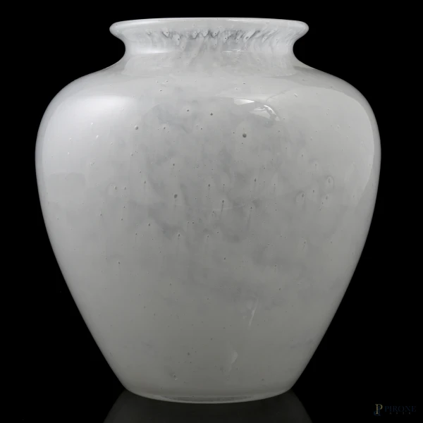 Vaso Steuben White Clutha Art Dèco, nei toni del bianco latte con bolle incorporate, XX secolo, altezza  [..]