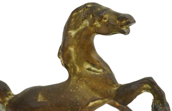 Scultura in bronzo rappresentante un cavallo, piedistallo in plexiglass, siglato E.V., cm 15x16,5