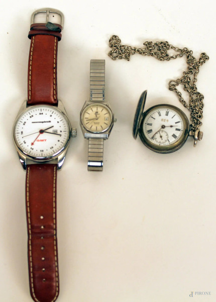 Lotto composto da due orologi da polso e uno da tasca, in materiali diversi.