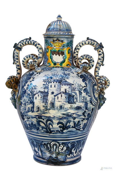 Vaso in maiolica Savona a decoro blu di paesaggio, anse a forma di serpentina con stemma della famiglia Ruspoli, H 74 cm, XVIII sec., restauri.