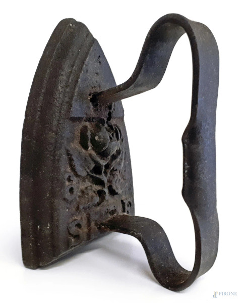 Antico ferro da stiro in ghisa dei primi del Novecento