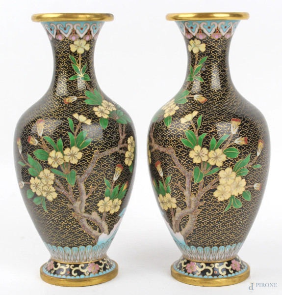 Coppia di vasi cloisonn&#232;, corpo a balaustro, a decori di fiori e volatili, altezza cm. 18,5, arte orientale, XX secolo.