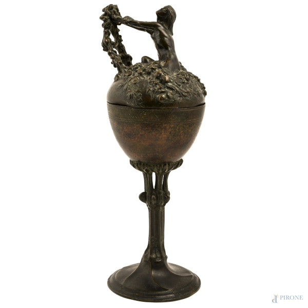 Calice in bronzo cesellato con coperchio caratterizzato da nudo femminile tra fiori e foglie, inizio XX secolo, altezza cm 29, (difetti)