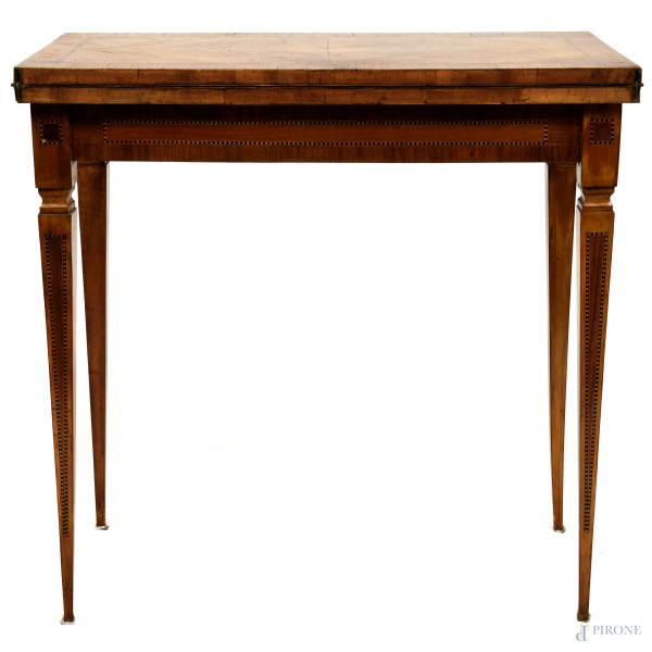 Tavolo da gioco in legno impiallacciato e intarsiato in vari essenze con piano apribile e rotante con piano intarsiato a motivo di scacchiera centrale, XX secolo, cm 78x40,5x40; aperto cm 78x80,5x80 (segni di usura, scalfiture, graffi, rotture, fessurazioni, difetti)
