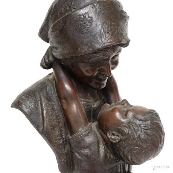 Scultura in bronzo rappresentante La maternità, firmato A. Merente, piedistallo in marmo, altezza...