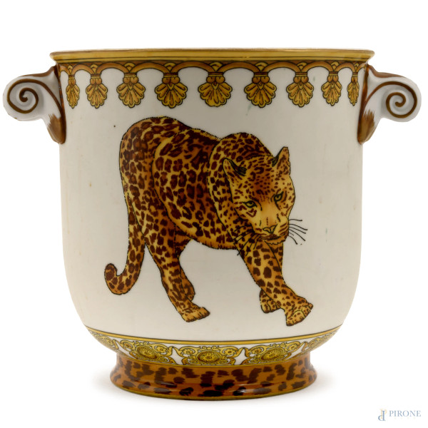 Vaso in porcellana  bianca con decorazione raffigurante giaguaro, XX secolo, altezza cm 20, (difetti)