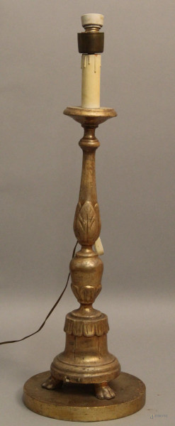 Candeliere in legno dorato, XIX sec, h. 60 cm.