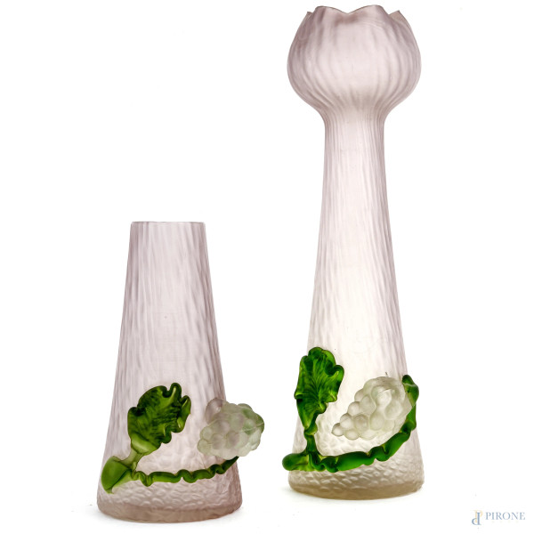 Coppia di vasi in vetro satinato con elementi decorativi a rilievo di grappoli d'uva, XX secolo, altezza massima cm 35