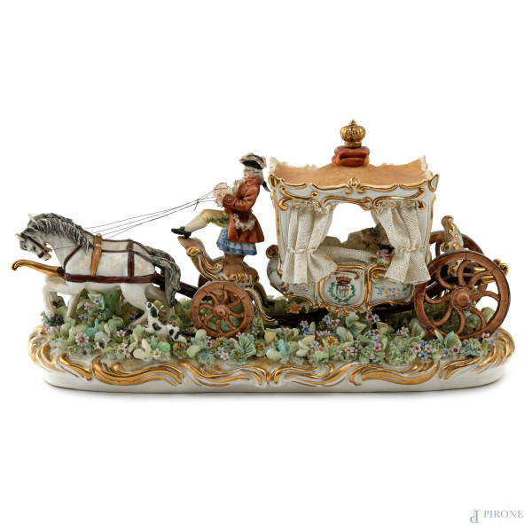 Carrozza in porcellana policroma, XX secolo, cm 18x34x13 (cadute di colore, difetti, segni di usura)