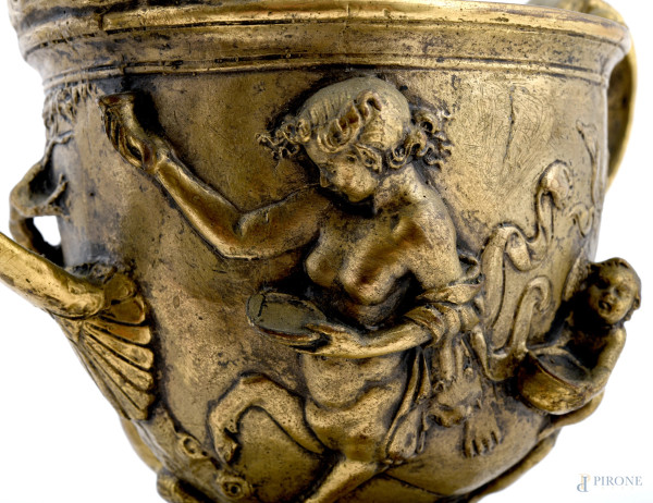 Coppia di coppe in bronzo cesellato con scene mitologiche a rilievo su base in marmo, XX secolo, ...