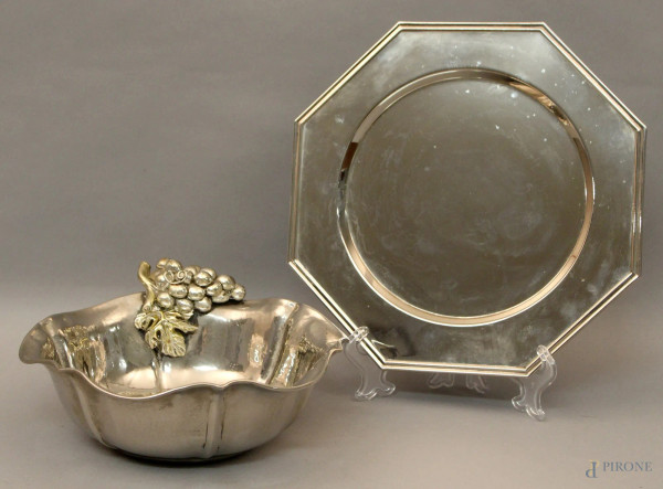 Lotto composto da un vassoio ottagonale ed un centrotavola in metallo, h. max 9 cm.