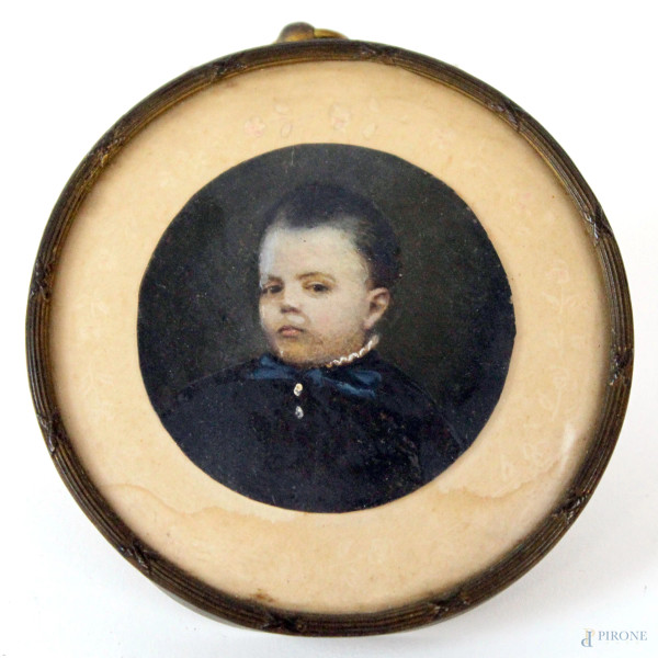 Miniatura ad assetto tondo raffigurante ritratto di fanciullo, olio su cartoncino,  diametro cm 5,  inizi XX secolo, entro cornice.