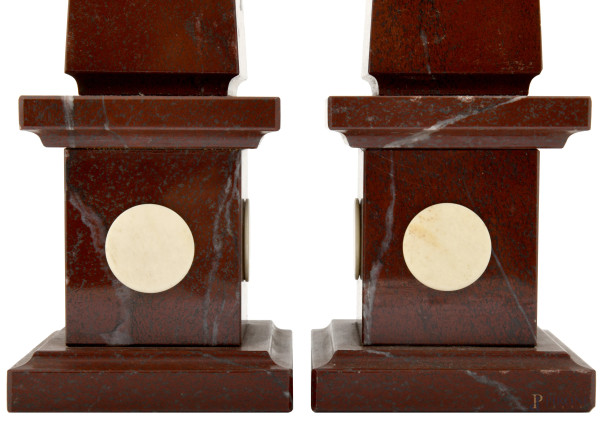 Coppia di obelischi decorativi in marmo rosso, XIX secolo, cm 41x9x9,difetti: uno dei due manca d...