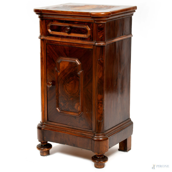 Comodino in noce con un cassetto e uno sportello al fronte, XX secolo, cm 82x44x37, (difetti)