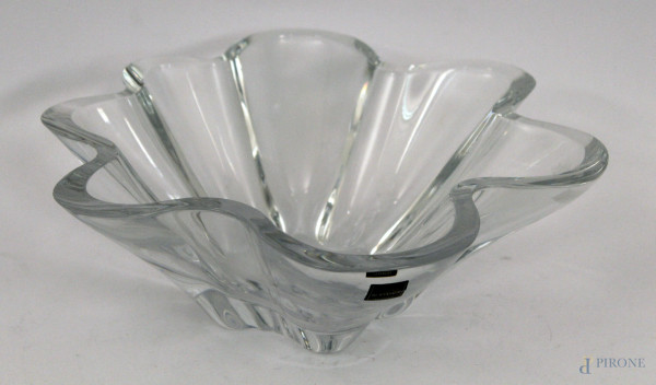 Centrotavola di linea centinata in cristallo Rogaska, h. cm 11, diam. cm 32.