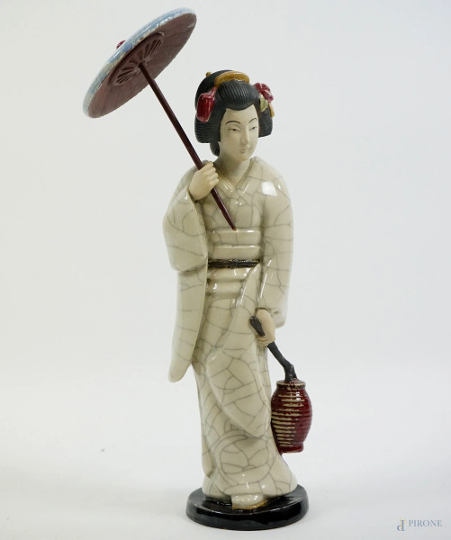Geisha con ombrellino, scultura in ceramica smaltata e policroma, XX secolo, cm h 46, (difetti)