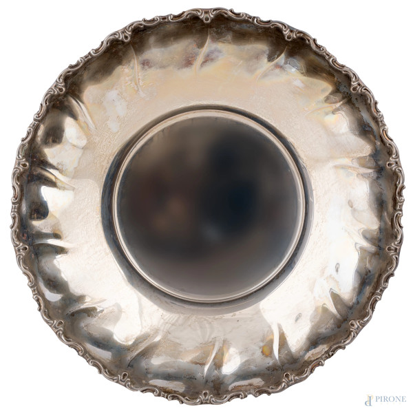 Centrotavola in argento 800/000 cesellato e sbalzato poggiante su tre piedini, cm 5x29,5, peso gr 380