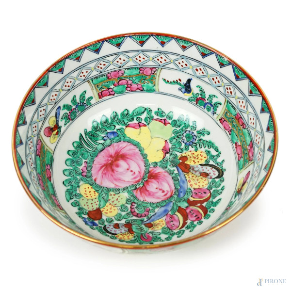 Bowl in porcellana policroma, Cina, XX secolo, con decori floreali, cm h 9,5x23