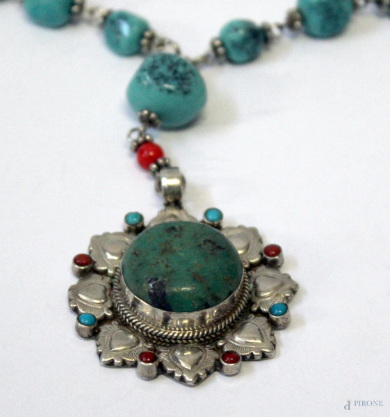 Collana in argento con turchesi e coralli