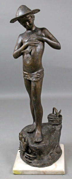 Giovane pescatore, scultura in bronzo, altezza cm. 70, firmato De Martino, base in marmo.