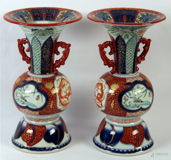 Coppia di vasi dell'800 in porcellana Imari a decoro policromo di paesaggi e draghi, marcati, h. 28 cm