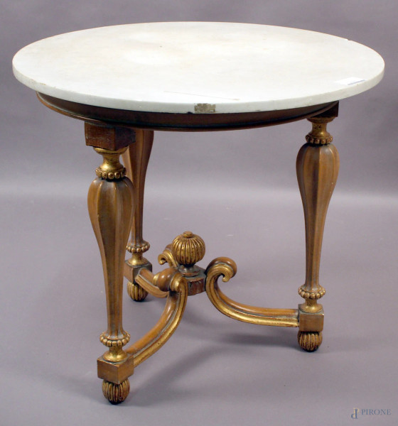 Tavolino di linea tonda in legno dorato, piano in marmo, altezza 62 cm, diametro 70 cm.