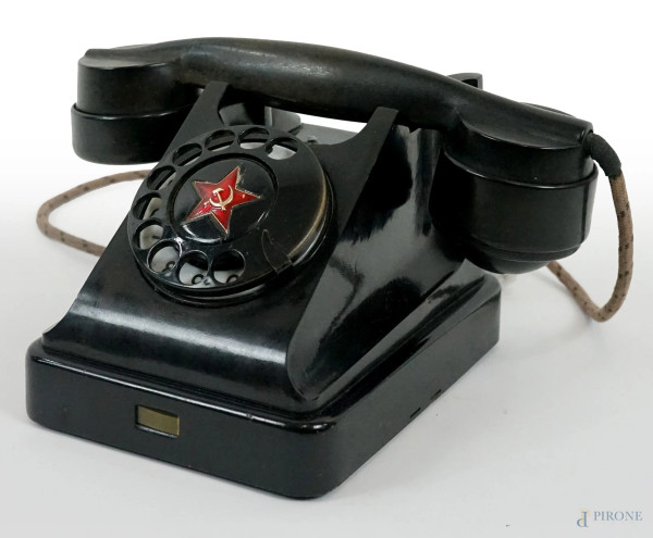 Telefono da tavolo in bachelite nera con stemma sovietico in metallo dorato e smaltato, cm h 15x25x18, datato sotto la base 1947, (difetti).