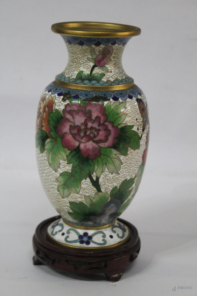 Vasetto in metallo e smalto cloisonn&#232; a decoro policromo floreale, particolari dorati, H 20 cm.