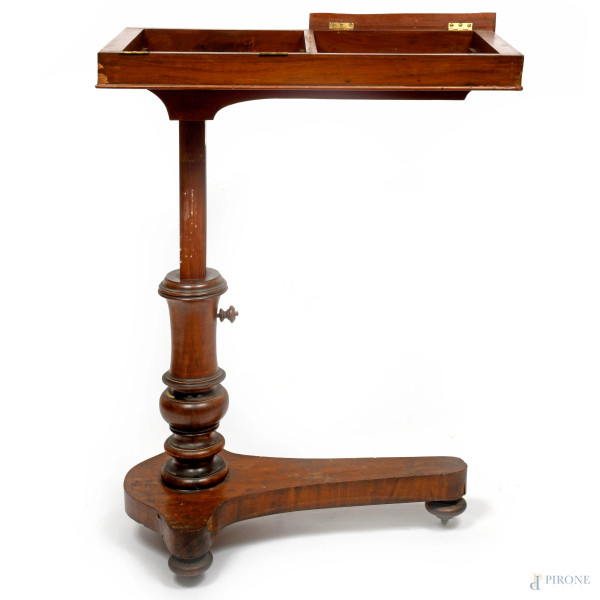 Tavolo da colazione regolabile in mogano, con piano bipartito su fusto tornito poggiante su base a rotelle, cm 73,5x75x41,5, XX secolo, (difetti)