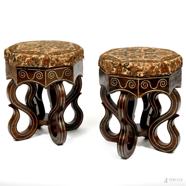 Coppia di pouff poggiapiedi dal profilo ottagonale in legno impiallacciato con sedute in tessuro ricamato a motivi floreali, poggianti su  quattro gambe ad S raccordate, XX secolo, cm 45x38, (difetti)