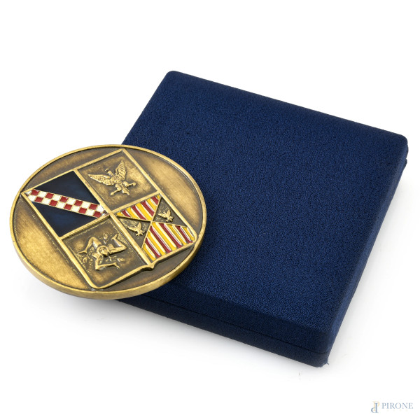 Medaglia commemorativa Regione Sicilia in bronzo dorato e smalti, 1946, diametro cm 7, (segni di usura)