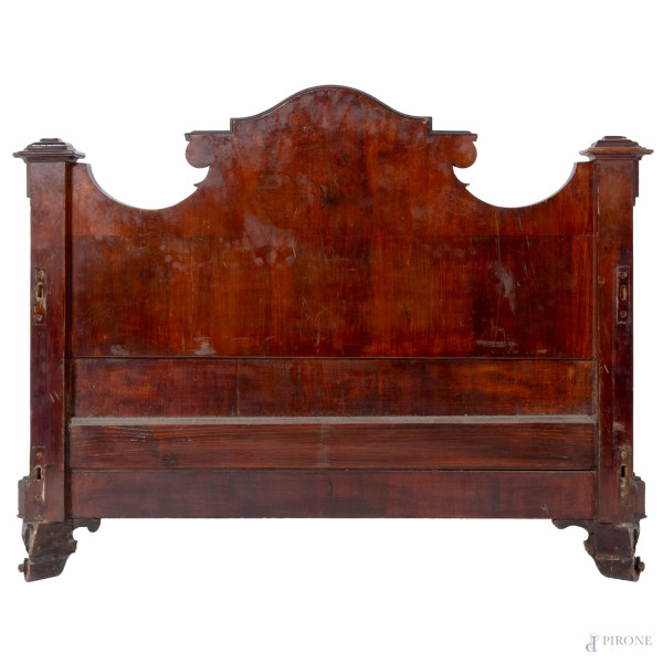 Coppia di giroletto singolo in noce impiallacciati e intasiati in varie essenze, XX secolo, testi...