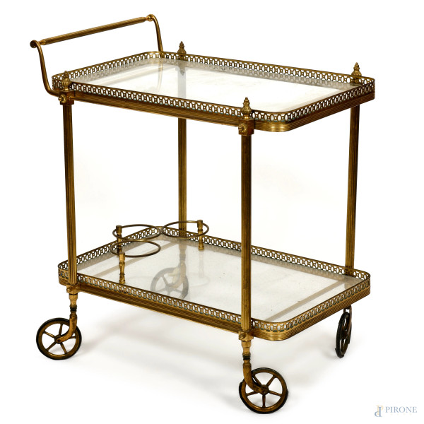 Carrello portavivande con struttura in metallo dorato e doppio ripiano a vetro, XX secolo, 71,5x65x42, (segni di usura)