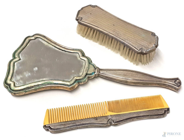 Antico set da toletta in argento, composto da un pettine, una spazzola ed uno specchio