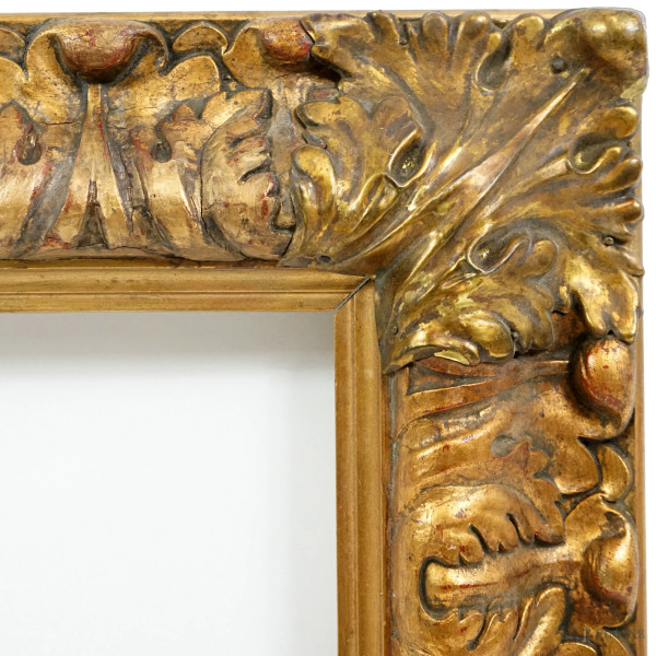 Cornice in legno, stucco e lamina dorata, XX secolo, ingombro cm 54x80, battente cm 37x62