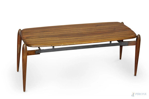 Tavolinetto da salotto in legno a noce, in design, cm 40 x 102 x 42.