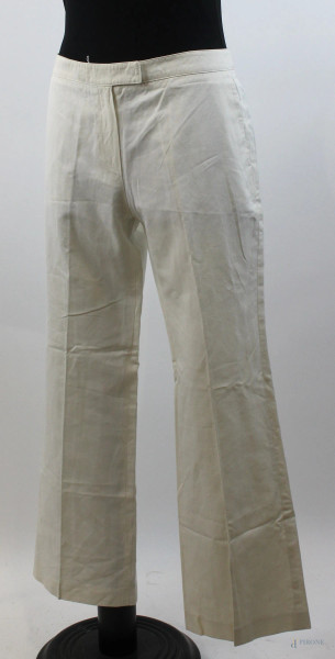 Emporio Armani, pantalone da donna bianco a sigaretta, chiusura a zip e gancetto, una tasca posteriore, (segni di utilizzo).