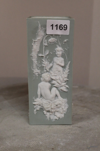 Vasetto di linea quadrata in porcellana con putti e paesaggi a rilievo, h. 19 cm